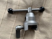 Zacisk do stołu operacyjnego