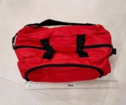 zerwona torba podróżna materiałowa