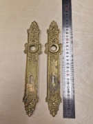 Stare mosiężne szyldy do drzwi