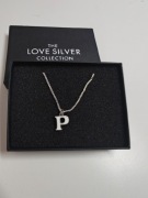 srebrny naszyjnik  „P” z kolekcji „The Love Silver Collection”. 