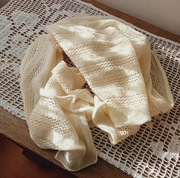 Długi kremowy szalik