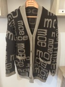 Długi zapinany sweter