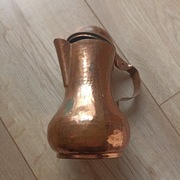 Mosiężny dzbanek do herbaty -sztuka ludowa Albanii.