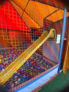 Suchy basen z piłeczkami zarobkowy 