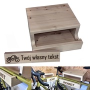 Półka wieszak na rower wisząca ścienna z własnym tekstem, lite drewno