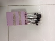 fioletowy zestaw 10 pędzli do makijażu z brokatowym etui marki Muhuabeauty.