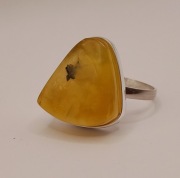 Srebrny pierścionek z bursztynem