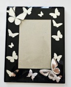 Szklana ramka z motylami – klimat lat 90, elegancja i sentyment