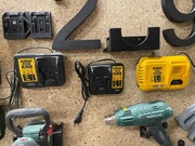 Zawieszka, wieszak uchwyt ścienny na ładowarki Dewalt DCB115, 107, 118 itp