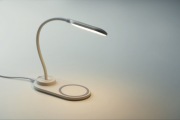 Lampka biurkowa z ładowarką bezprzewodową.
