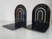 Para czarnych, metalowych podpórek do książek