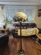 Lampa stojąca Tiffany style z witrażowym kloszem.