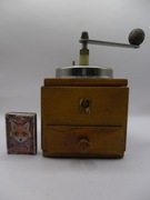 STARY SYGNOWANY MŁYNEK DO KAWY W ŁADNYM STANIE