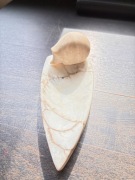 Figurka jeża na podstawce marmur