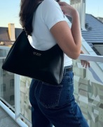 GUESS czarna torebka na ramię CLARENCE z wyszywanym logo 31/24 cm