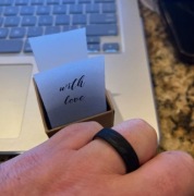 Obrączka męska z włókna węglowego i drewna beczki po whisky