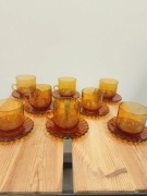 Zastawa 8 filiżanek z podstawkami, miodowe szkoła, lata 80/90, zdobione