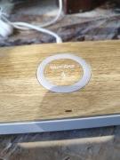 Bezprzewodowa stacja ładująca i lampką nocna