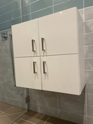 biała błyszcząca szafka wisząca do łazienki