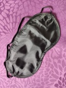 Czarna opaska na oczy do spania na gumce