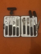 Zestaw sztućców i akcesoriów turystycznych w skrzynce