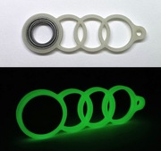 Brelok AUDI Obrotowy Świecący W Ciemności Fluorescencyjny Spinner Keyrambit