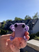 Fioletowa żaba z kapeluszem wiedźmy zrobiona na szydełku