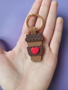 Brelok w kształcie kawy w kubku na wynos 