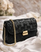 HANDMADE Czarna pleciona torebka na złotym łańcuszku