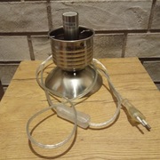 lampa stołowa o minimalistycznym, metalowym designie.