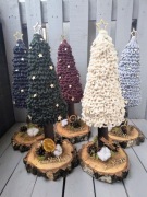 Choinki ze sznurka na pniu