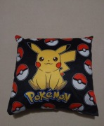 Czarna poduszka dekoracyjna Pokemon dla dzieci 