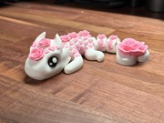 Słodki cute smok z różami i pięknymi oczkami