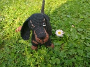 Czarny jamnik amigurumi