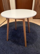 Stolik okrągły biały blat drewniane nogi 50x50