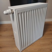 Grzejnik KERMI V33 trójpłaszczowy z głowicą termostatyczną SHARK mini