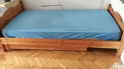 łózko drewniane pojedyncze z materacem i szufladą
