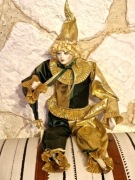 Pierrot z porcelany w jedwabnych szatach