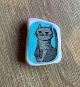 Kot szary, magnes na lodówkę, malowany kamień