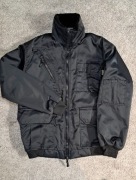 Czarna pilotka na misiu