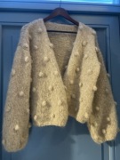 Sweter robiony na drutach