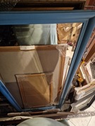 Lustro stojące w niebieskiej ramie 