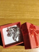 Piękna broszka Koń