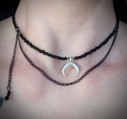 Naszyjnik choker z zawieszką półksiężyca klimacie boho/gothic