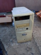Komputer pc stary złom elektroniczny 