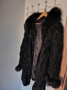 Czarne naturalne futro z karakuły obszyte lisem