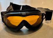 Gogle UVEX z szybą antymgłową i rozpinaną gumą.