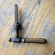 Stara mosiężna klamka do drzwi bramy