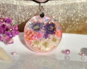 Wisiorek z kwiatami. Biżuteria z żywicy.