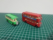 Dwa angielskie autobusy w skali zbliżonej do H0